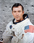 https://upload.wikimedia.org/wikipedia/commons/thumb/a/ab/Astronaut_John_W._Young.jpg/120px-Astronaut_John_W._Young.jpg